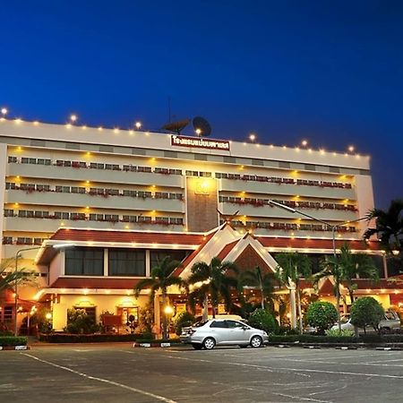 Maeyom Palace Hotel Phrae Exteriör bild