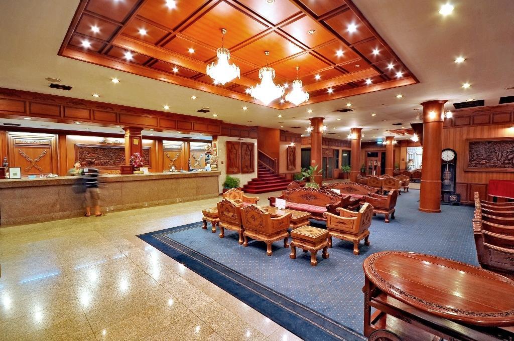 Maeyom Palace Hotel Phrae Exteriör bild