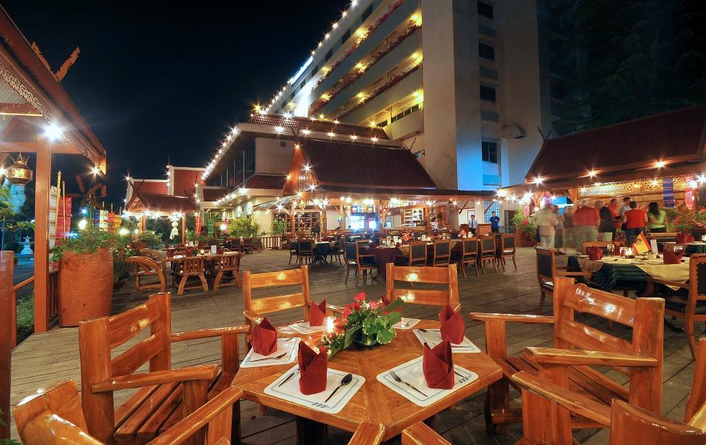 Maeyom Palace Hotel Phrae Exteriör bild
