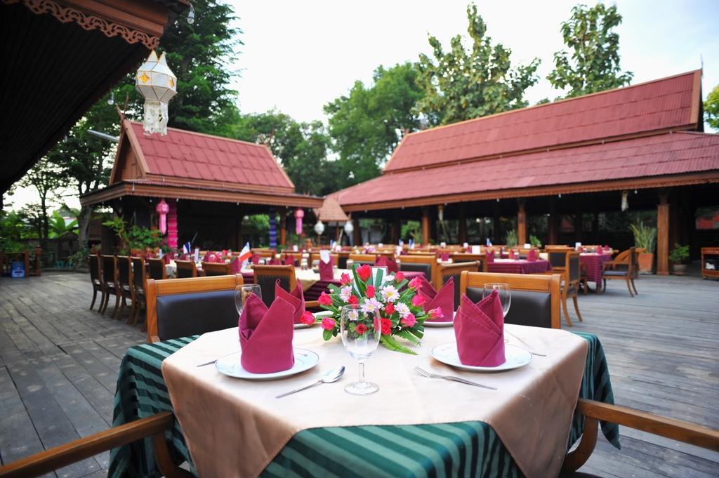 Maeyom Palace Hotel Phrae Exteriör bild