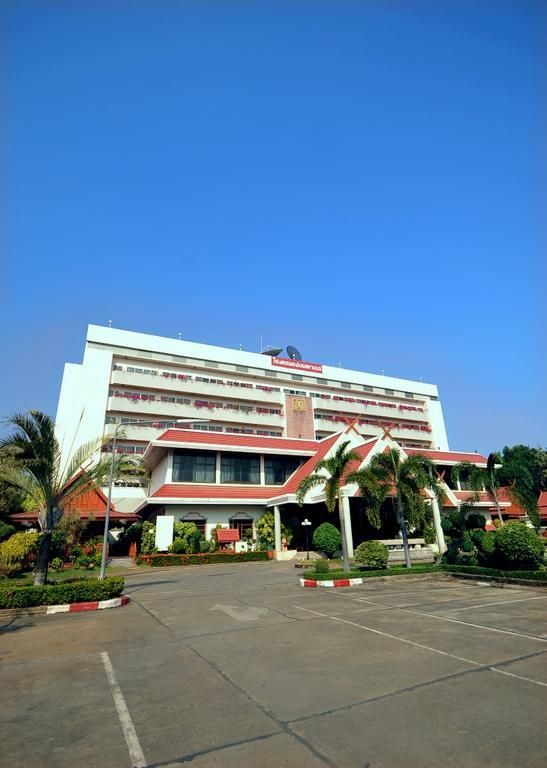 Maeyom Palace Hotel Phrae Exteriör bild